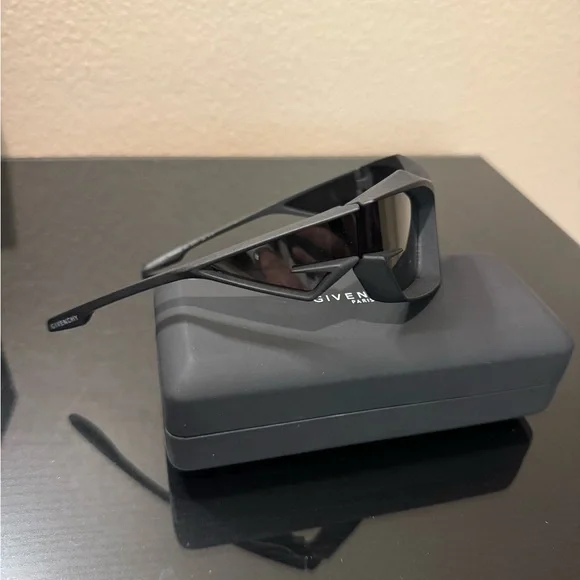 Givenchy | Accessories | Givenchy Unisex Sunglasses Gv4049i  display picture 2
